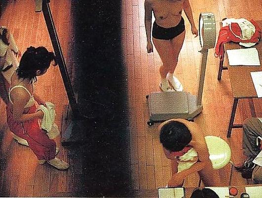 20P Menina Japonesa Mudando 01
