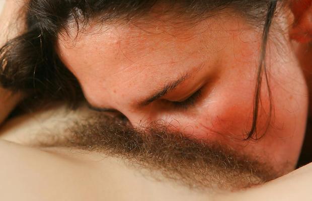19P EATING HAIRY PUSSY
