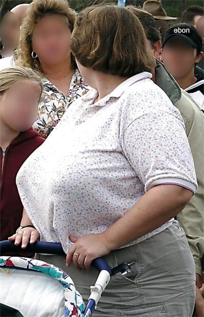 14P Femmes aux gros seins non nues au hasard 2