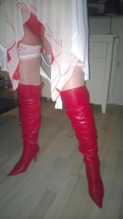 18P Frau in Rot und Weiß