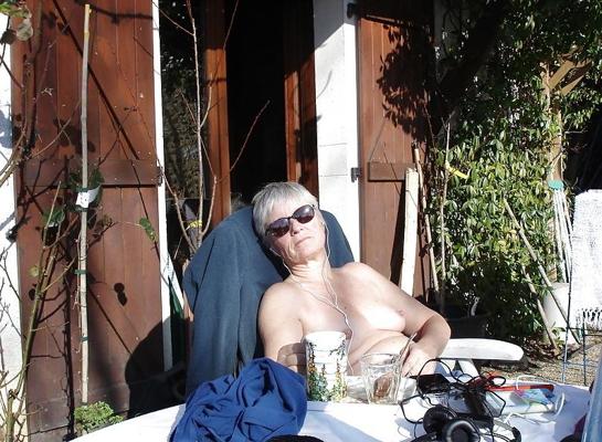 7P Topless sur la terrasse