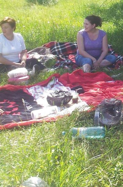 25P Spy picnic, fishing and country old + young romanian