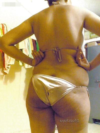 6P Tante desi posant dans un soutien-gorge étriqué et une culotte sans entrejambe.
