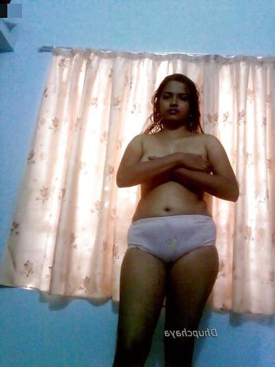5P Hot looking Mallu babe posing in bra panty 
