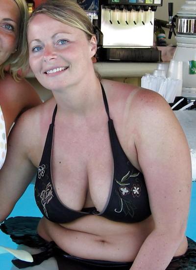 25P Chubby amateur in swimsuit