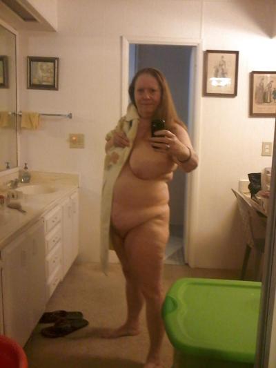 15P Die vollbusige BBW-Milf Christine Swan hat einige selbstgemachte Bilder.