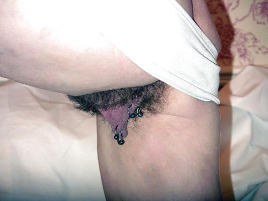 7P Tim144 Chatte poilue en jupe courte