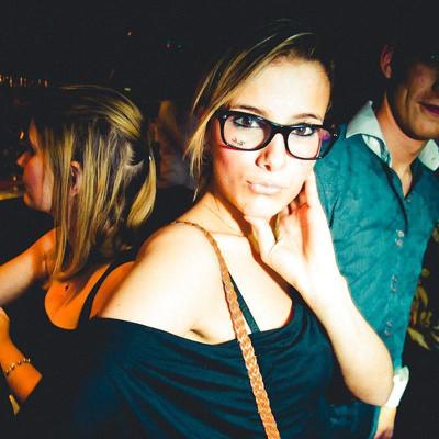 8P Lamia driss est de retour elle adore se prendre deux bites 