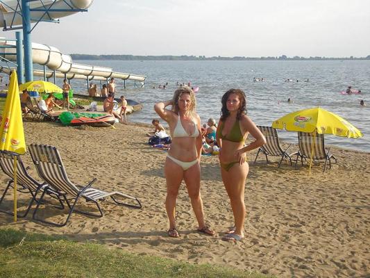 15P Mama und nicht ihre Tochter im Bikini (nicht nackt)