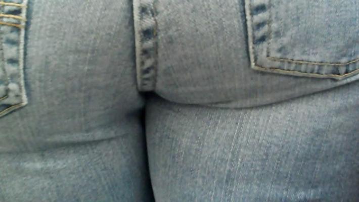 25P Cum no olhar para bela bunda grande em jeans apertados