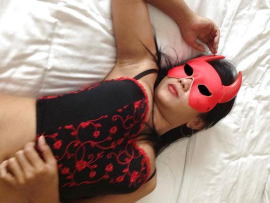 8P Indo whore playing in red bustier