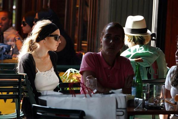 25P Lindsay Lohan fume une cigarette en short en jean