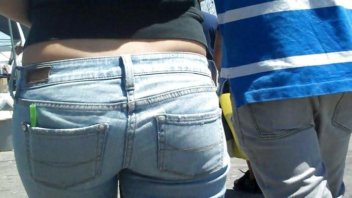 25P Garota legal com jeans apertados, com certeza