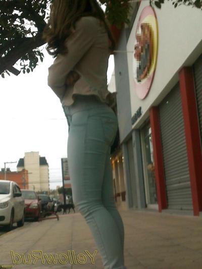 8P Gatinha da bunda boa esperando o onibus - BR