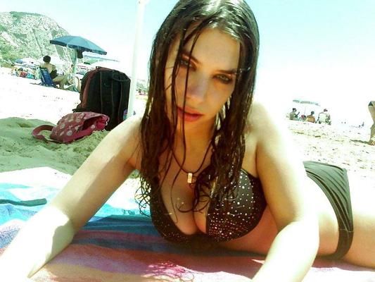 7P Vanessa busty italian bikini girl