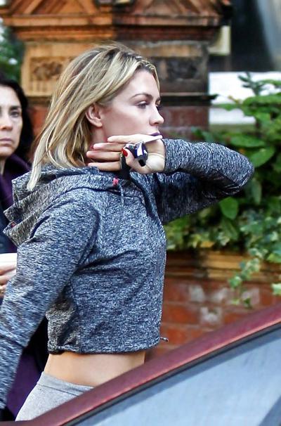 7P Abigail Clancy – Der Hintern in Leggings ist unglaublich!