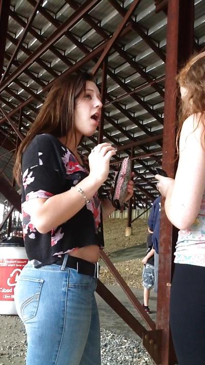 13P Teen brune au gros cul candide en jeans moulants