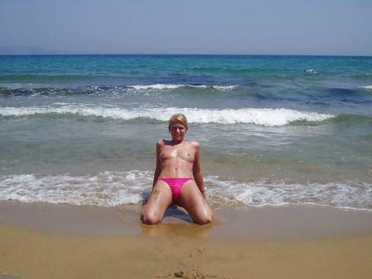 24P Fille sur la plage