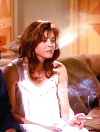 25P Femmes qui fument à chaud