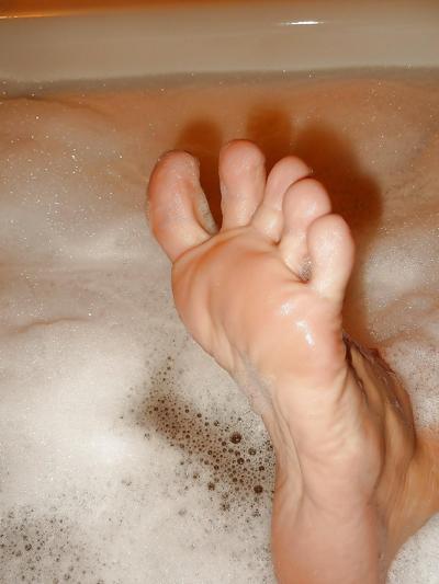 9P Foot fetish tranny in bath