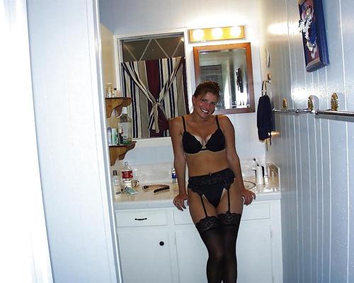 8P Brunette amateur en bas avec des lignes de bronzage