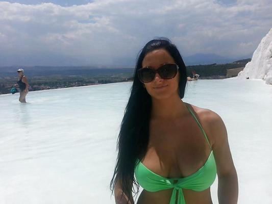 9P Fille arabe aux gros seins non nue 2