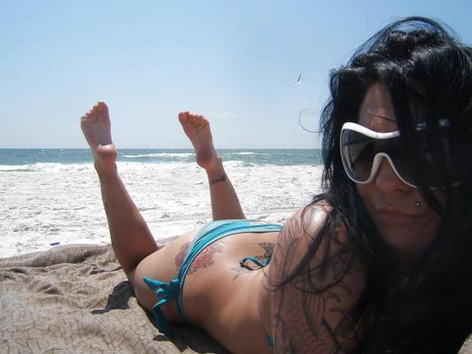 25P Feet and toes at the beach