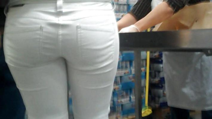 25P Come see her shop with her ass & butt in jeans