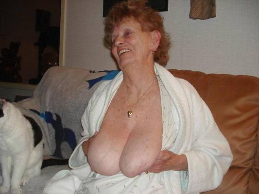 17P Granny amateur at home