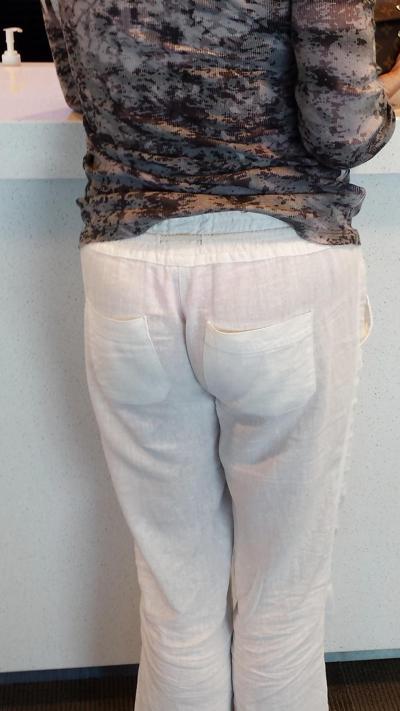 6P Pantalon transparent sexy sur une MILF à l'aéroport