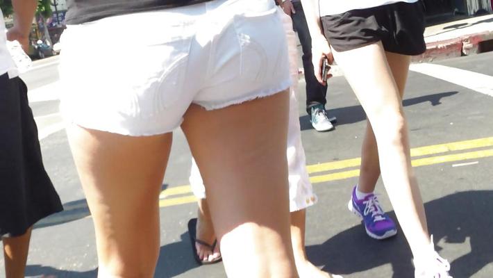25P Public teen cul et fesses en short blanc