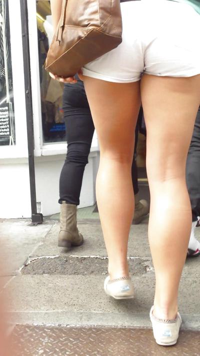 24P Cul et fesses d'ado dans un joli short blanc
