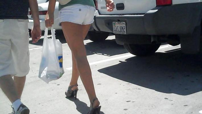 25P Girl in white short cutoff jeans showing her ass & butt !