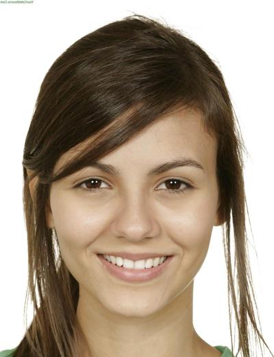 8P Victoria Justice ist süß und sexy in Jeans