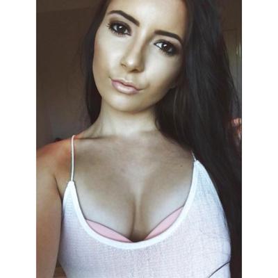 25P Teen Cleavage