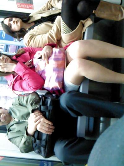 25P Voyeur - muslos encantadores en falda blanca