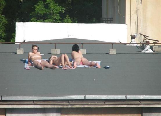 12P 屋上で服を脱いで日光浴をしている3人の女の子を盗撮。