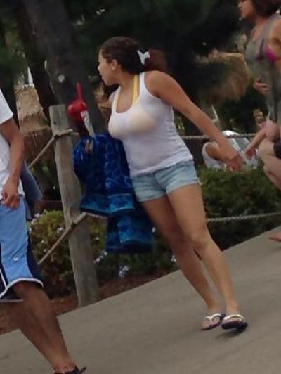 8P ウォーターパークの率直な巨乳メキシコ人少女