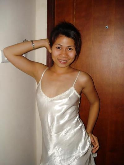 19P Fille en satin blanc