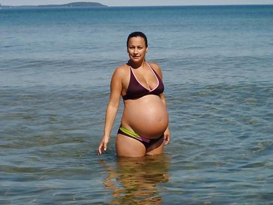 20P Pregnant women in bikini 1.