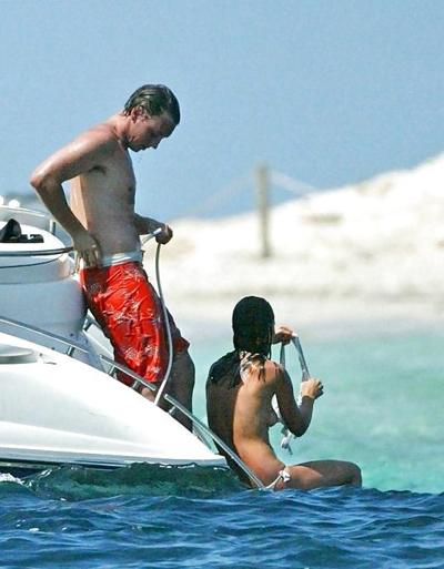 7P Pippa Middleton topless on a boat!!