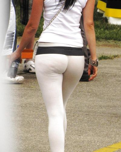 19P Femme au parc en leggings chauds et serrés