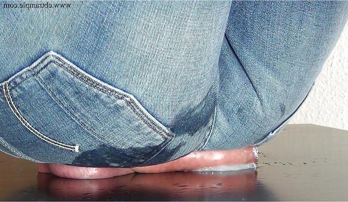 9P Boule et bite assises en jeans