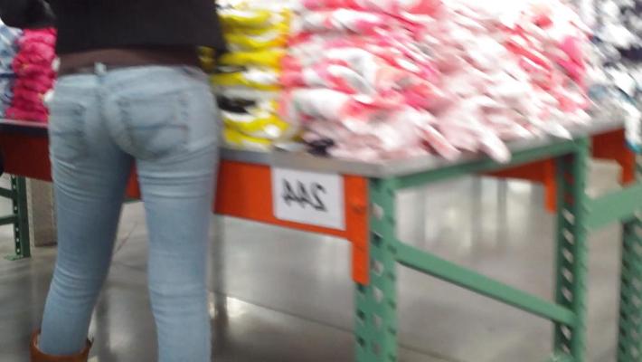 15P Joli cul et fesses d'adolescent sexy en jeans bleus serrés
