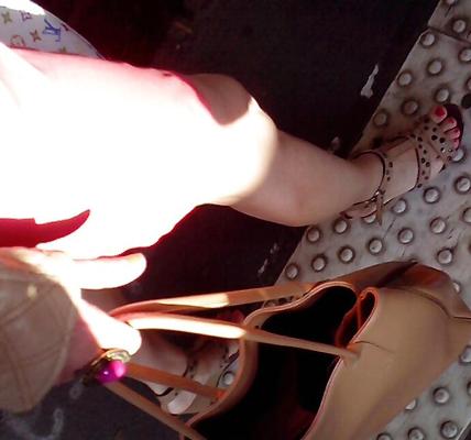 7P Candid feet of train mate : Delphine