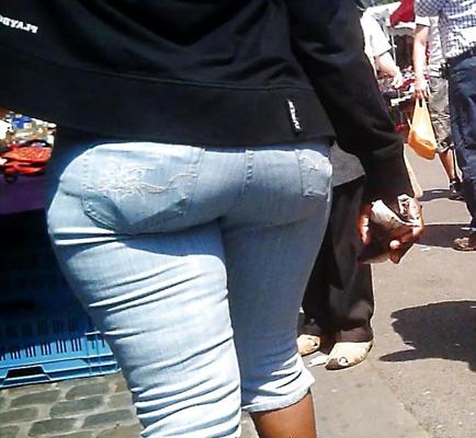 9P Butin d'ébène mature sexy en jeans