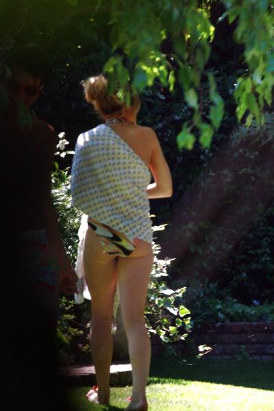 7P Lindsay Lohan se promène dans un parc en bikini