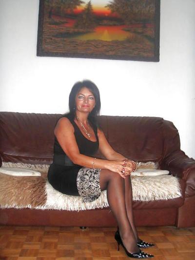 25P Euro mature in heels nn