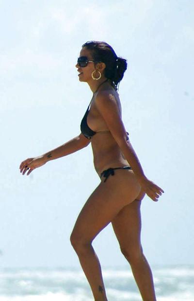 16P Vida Guerra montre un cul et des seins incroyables en bikini string.