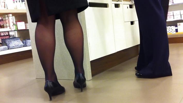 8P 熟女店長の脚盗撮